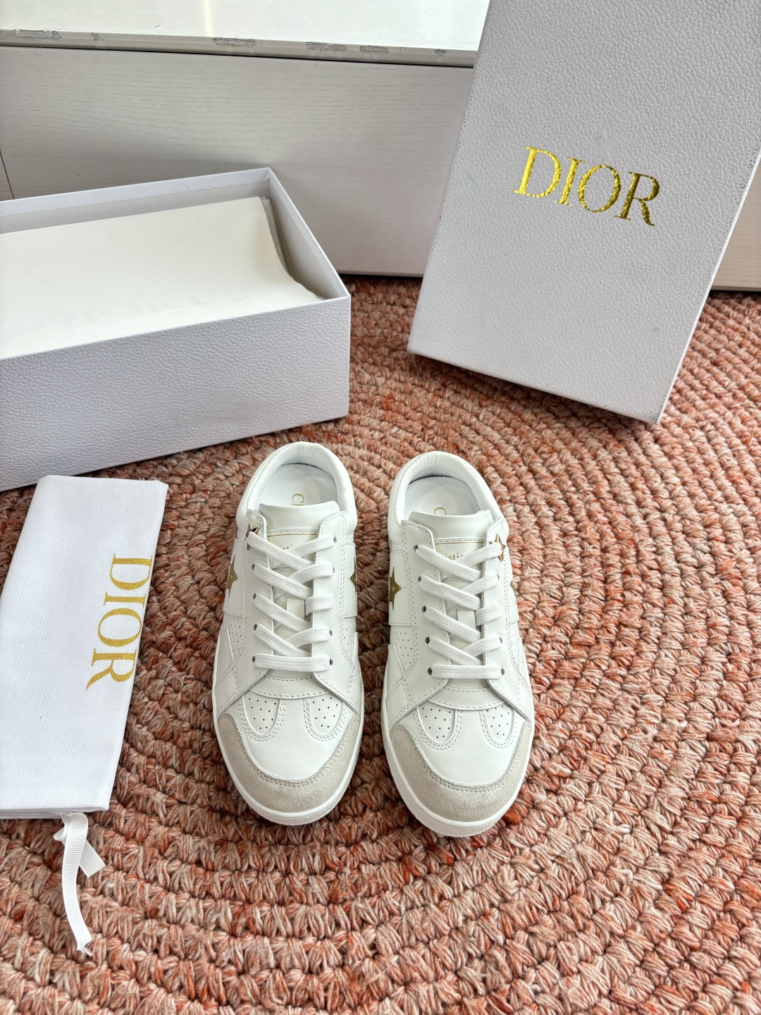 🌾代购级别所即所得G0133C'est Dior 迪奥 新色休闲运动鞋‘以牛皮革刺绣五角星设计轻盈透气。