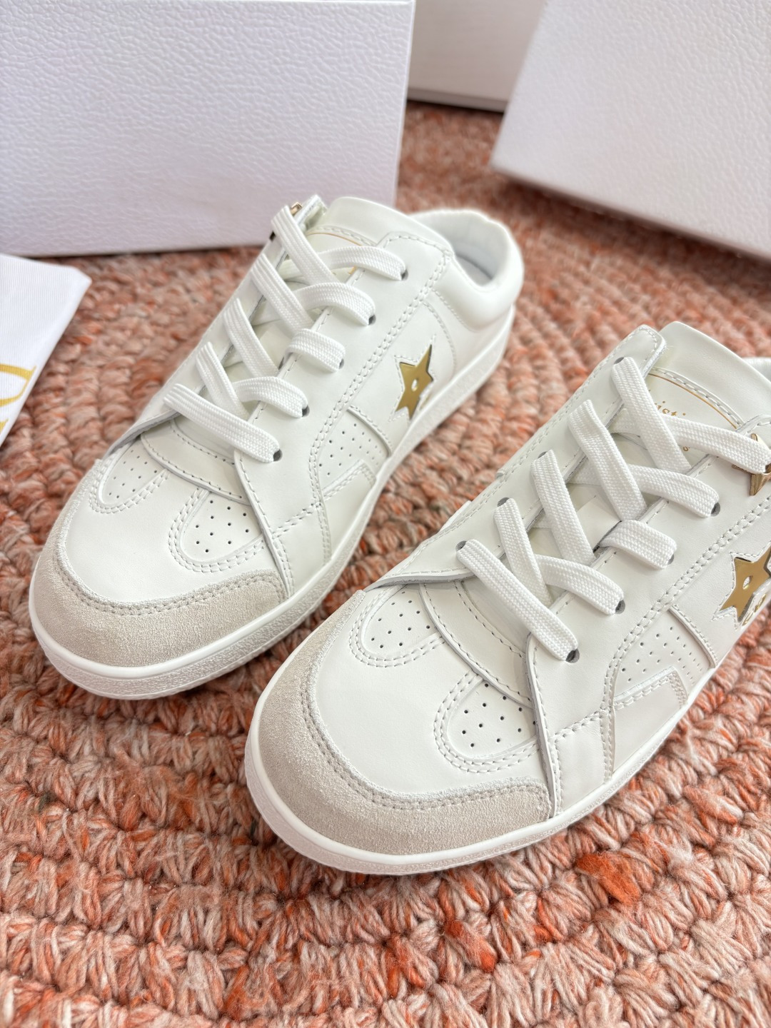 🌾代购级别所即所得G0133C'est Dior 迪奥 新色休闲运动鞋‘以牛皮革刺绣五角星设计轻盈透气。