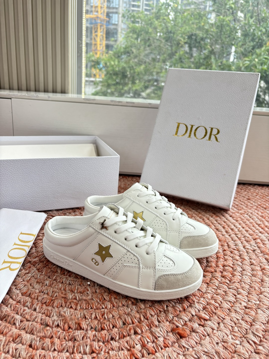 🌾代购级别所即所得G0133C'est Dior 迪奥 新色休闲运动鞋‘以牛皮革刺绣五角星设计轻盈透气。