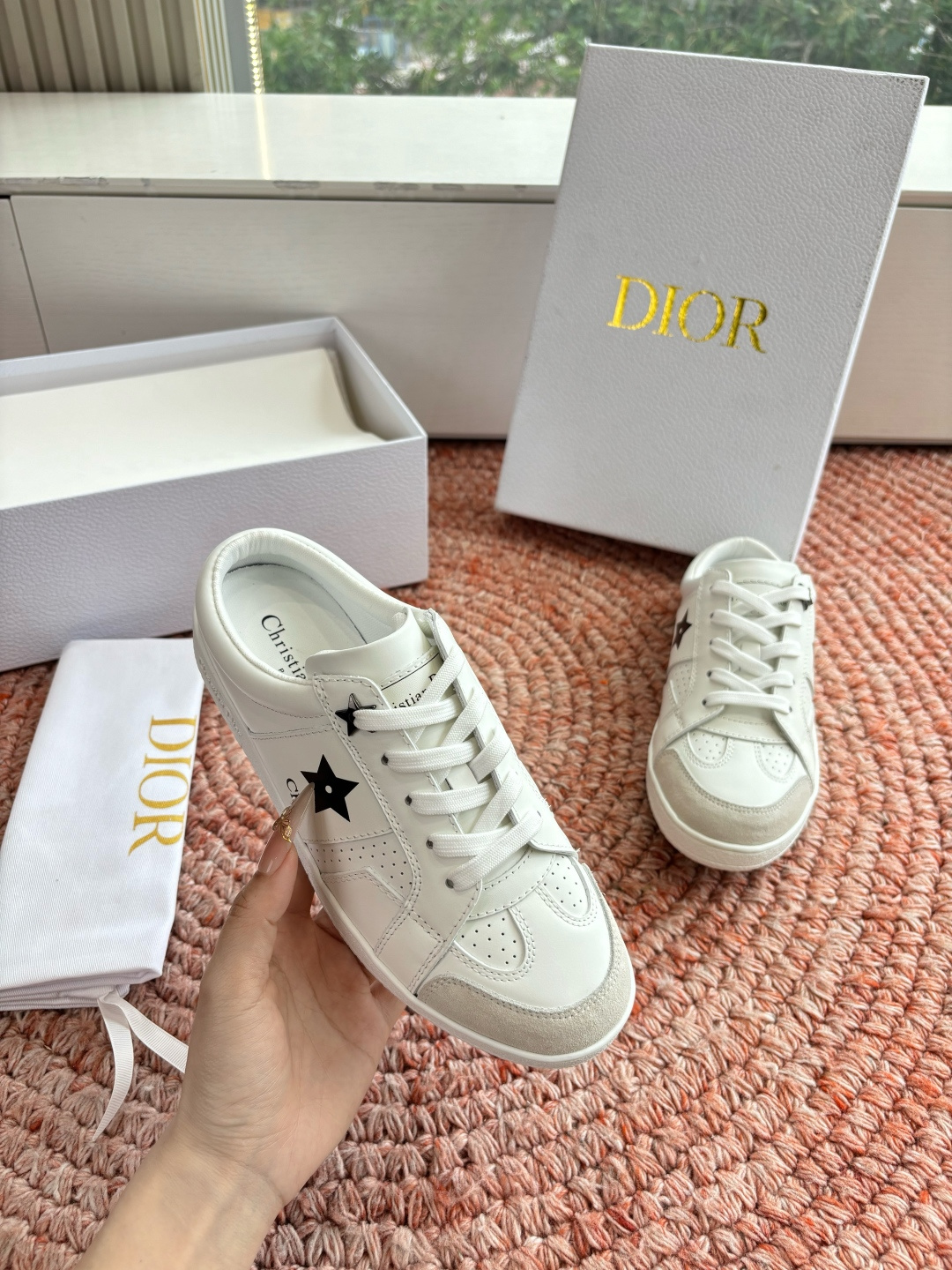 🌾代购级别所即所得G0133C'est Dior 迪奥 新色休闲运动鞋‘以牛皮革刺绣五角星设计轻盈透气。