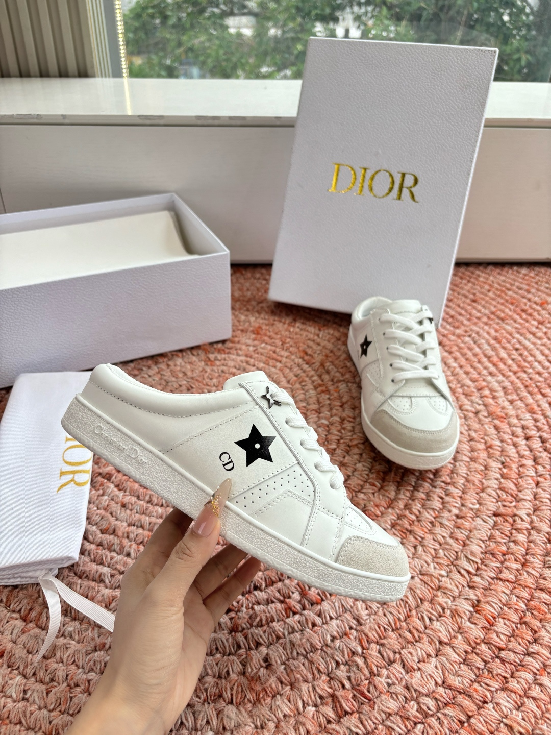 🌾代购级别所即所得G0133C'est Dior 迪奥 新色休闲运动鞋‘以牛皮革刺绣五角星设计轻盈透气。