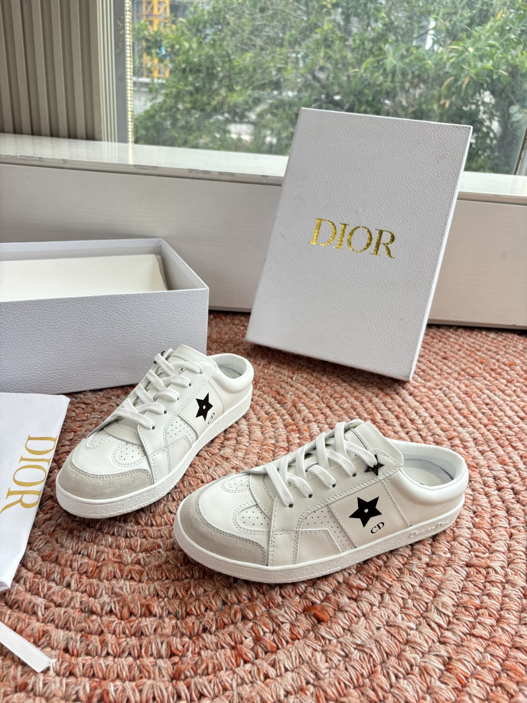 🌾代购级别所即所得G0133C'est Dior 迪奥 新色休闲运动鞋‘以牛皮革刺绣五角星设计轻盈透气。