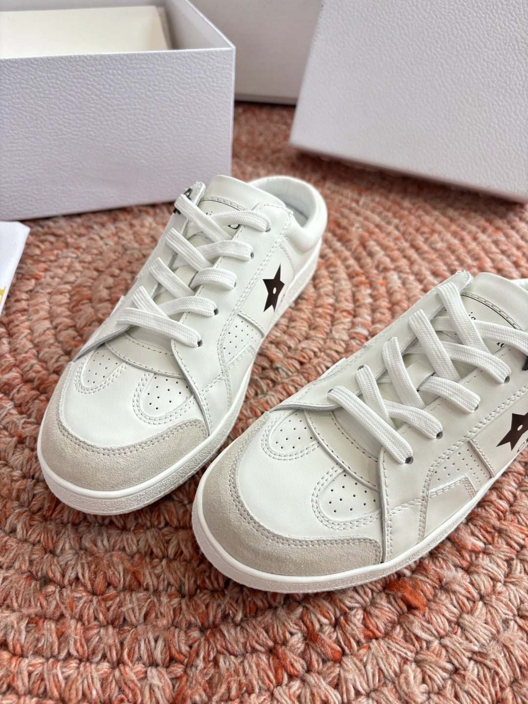 🌾代购级别所即所得G0133C'est Dior 迪奥 新色休闲运动鞋‘以牛皮革刺绣五角星设计轻盈透气。