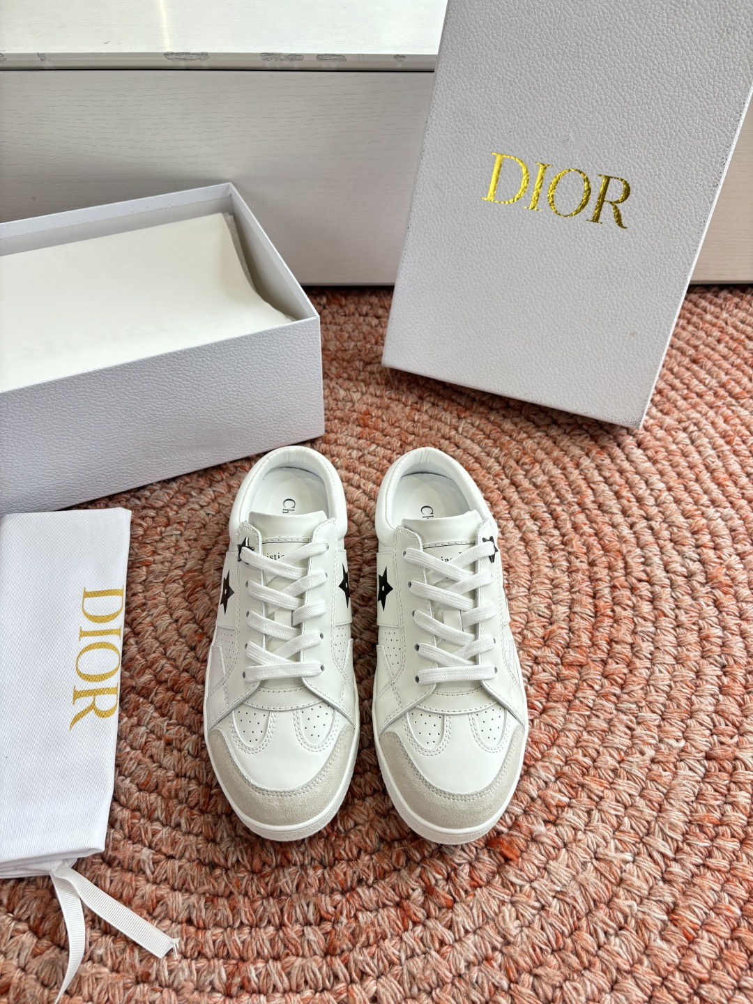 🌾代购级别所即所得G0133C'est Dior 迪奥 新色休闲运动鞋‘以牛皮革刺绣五角星设计轻盈透气。