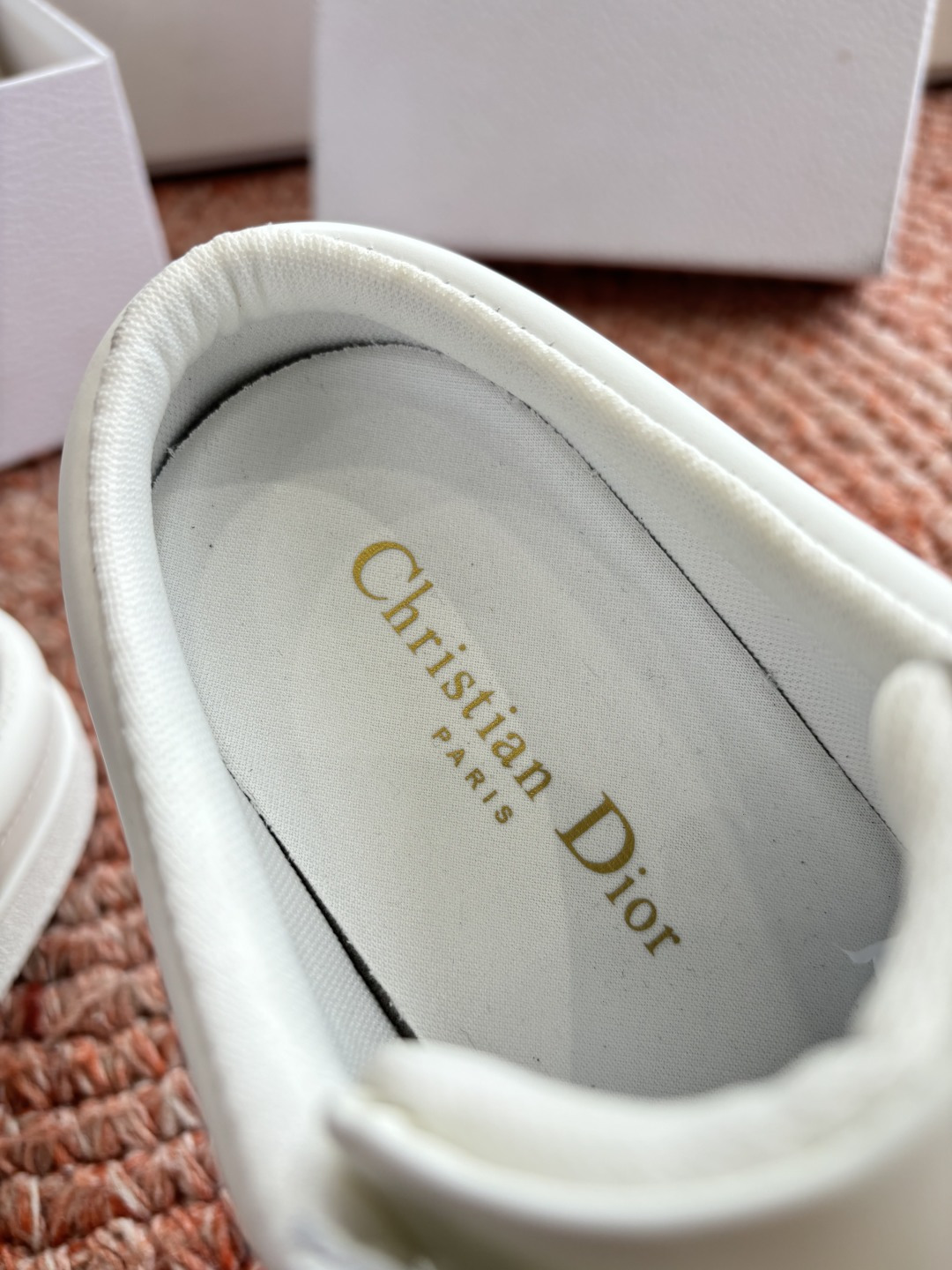 🌾代购级别所即所得G0133C'est Dior 迪奥 新色休闲运动鞋‘以牛皮革刺绣五角星设计轻盈透气。