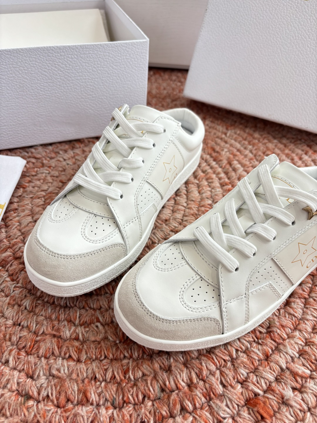 🌾代购级别所即所得G0133C'est Dior 迪奥 新色休闲运动鞋‘以牛皮革刺绣五角星设计轻盈透气。