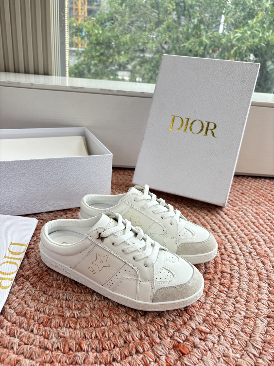 🌾代购级别所即所得G0133C'est Dior 迪奥 新色休闲运动鞋‘以牛皮革刺绣五角星设计轻盈透气。