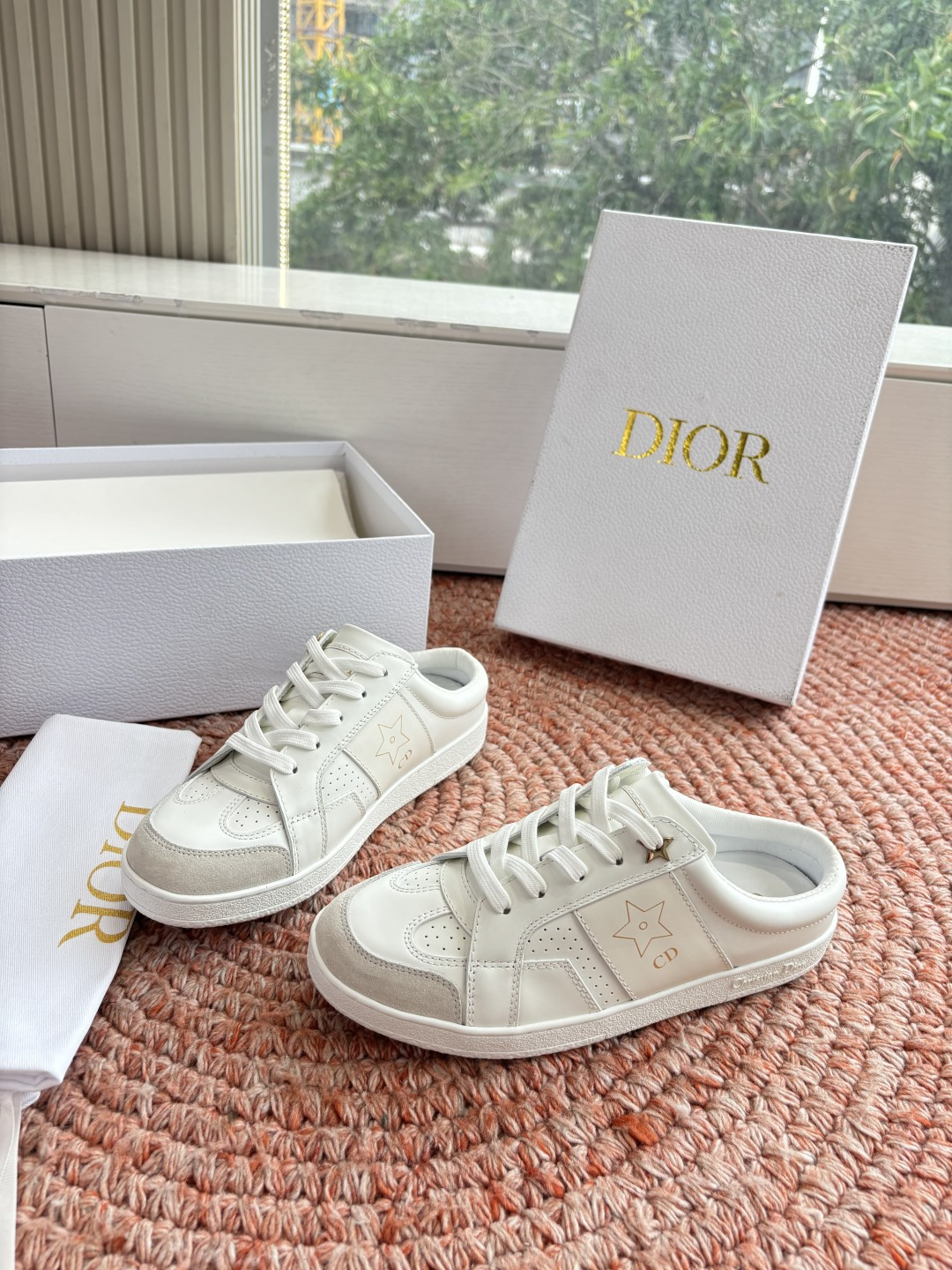 🌾代购级别所即所得G0133C'est Dior 迪奥 新色休闲运动鞋‘以牛皮革刺绣五角星设计轻盈透气。