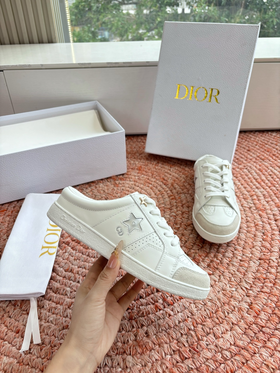 🌾代购级别所即所得G0133C'est Dior 迪奥 新色休闲运动鞋‘以牛皮革刺绣五角星设计轻盈透气。