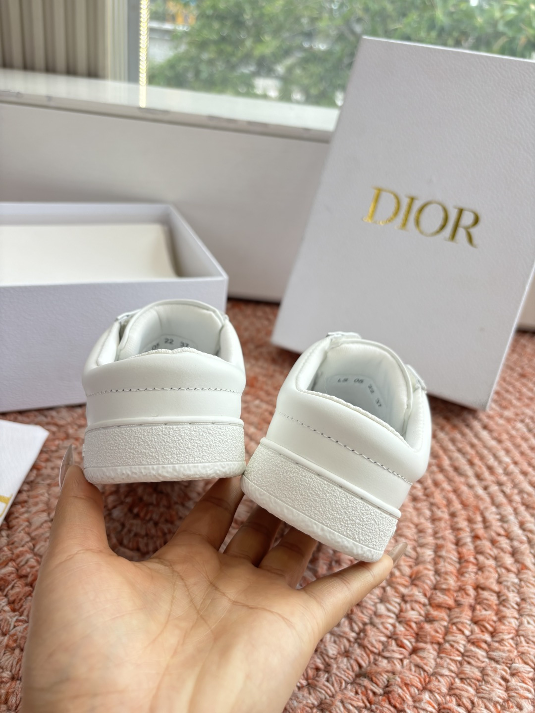 🌾代购级别所即所得G0133C'est Dior 迪奥 新色休闲运动鞋‘以牛皮革刺绣五角星设计轻盈透气。