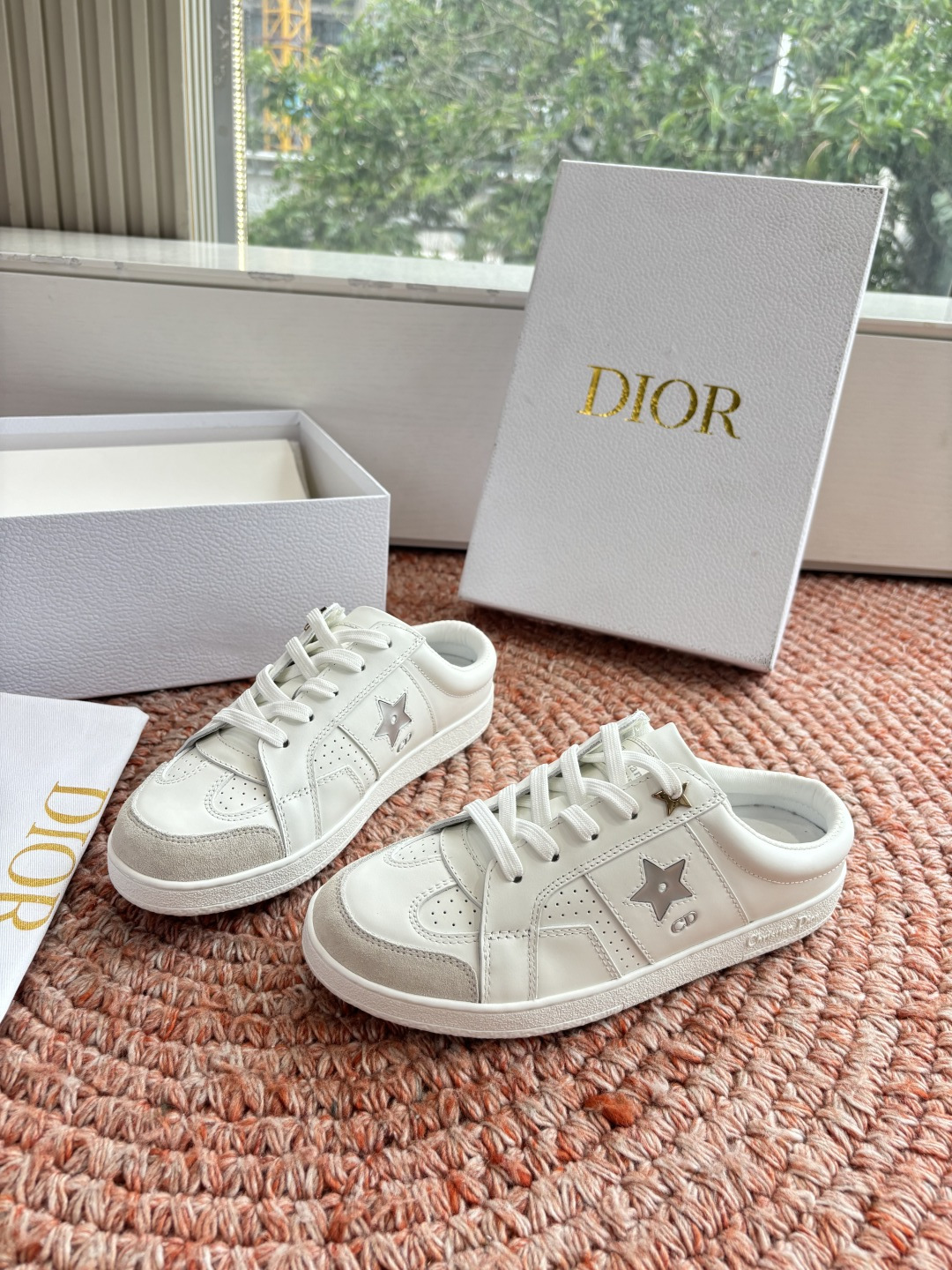 🌾代购级别所即所得G0133C'est Dior 迪奥 新色休闲运动鞋‘以牛皮革刺绣五角星设计轻盈透气。