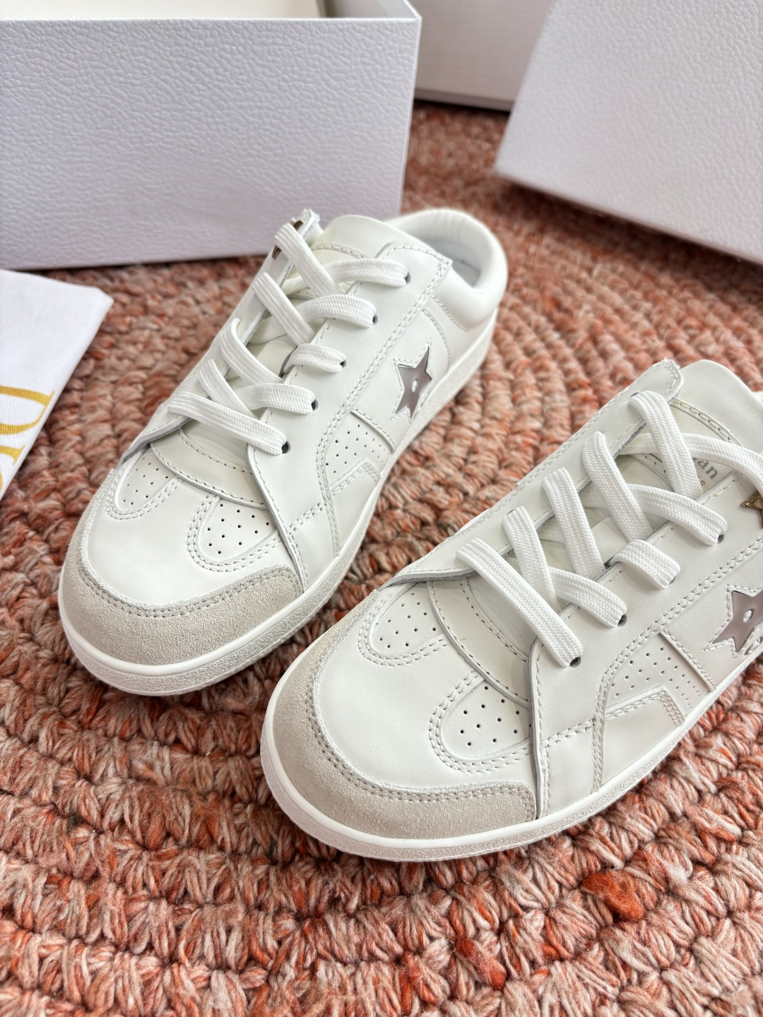 🌾代购级别所即所得G0133C'est Dior 迪奥 新色休闲运动鞋‘以牛皮革刺绣五角星设计轻盈透气。