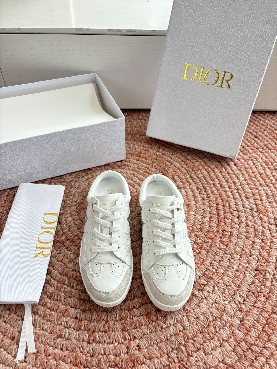 🌾代购级别所即所得G0133C'est Dior 迪奥 新色休闲运动鞋‘以牛皮革刺绣五角星设计轻盈透气。