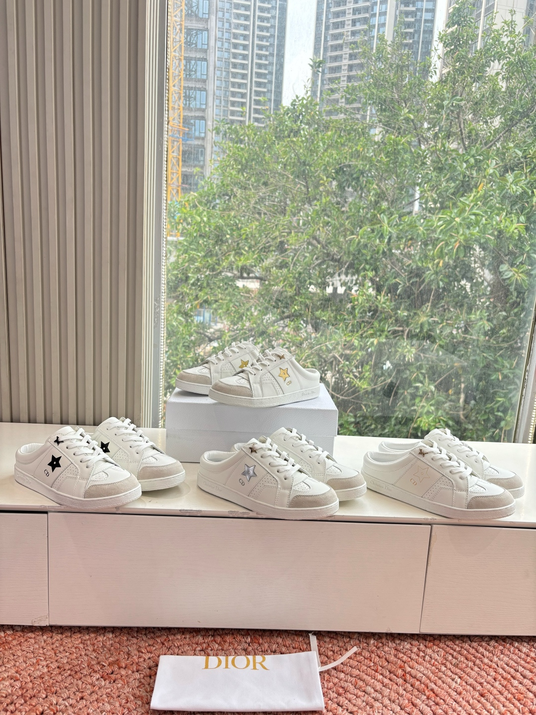 🌾代购级别所即所得G0133C'est Dior 迪奥 新色休闲运动鞋‘以牛皮革刺绣五角星设计轻盈透气。