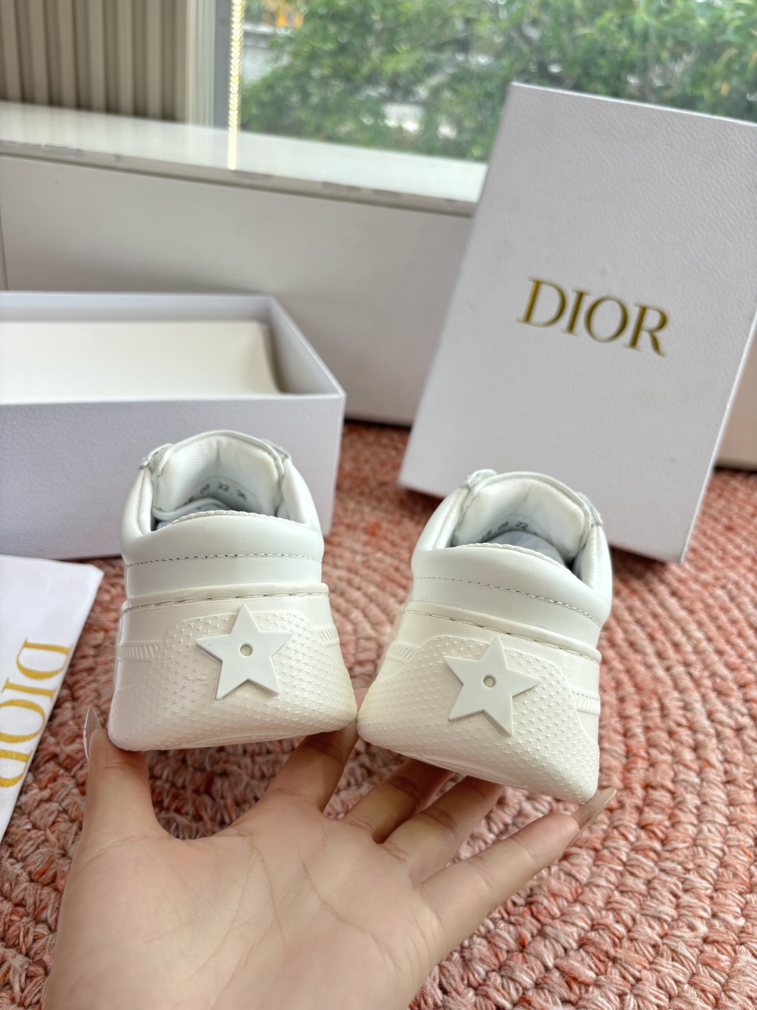 🌾代购级别所即所得G0133C'est Dior 迪奥 新色休闲运动鞋‘以牛皮革刺绣五角星设计轻盈透气。