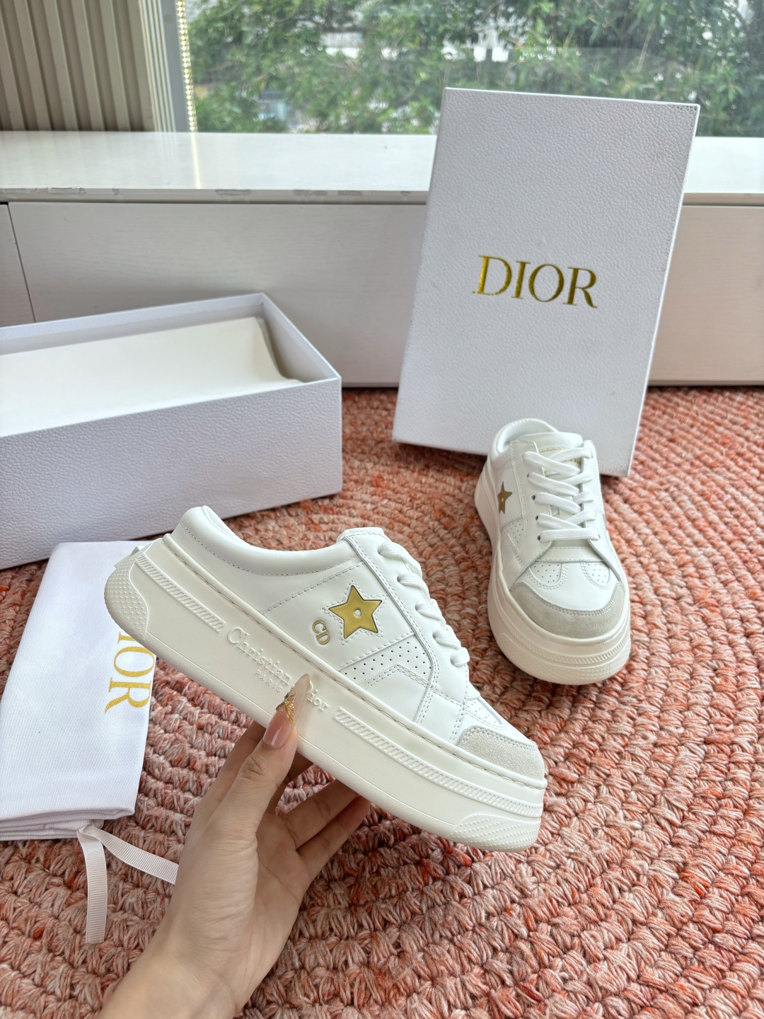 🌾代购级别所即所得G0133C'est Dior 迪奥 新色休闲运动鞋‘以牛皮革刺绣五角星设计轻盈透气。