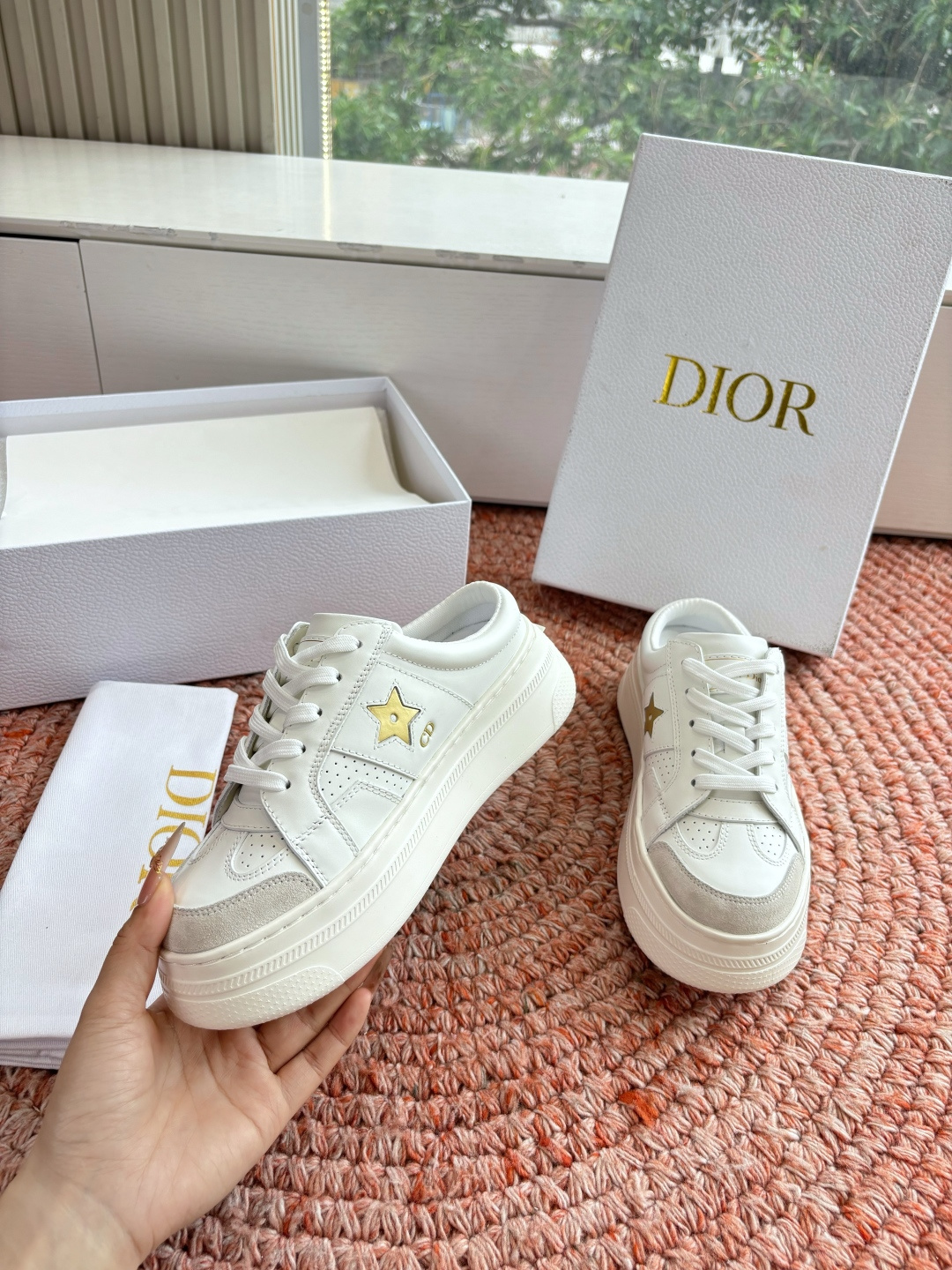 🌾代购级别所即所得G0133C'est Dior 迪奥 新色休闲运动鞋‘以牛皮革刺绣五角星设计轻盈透气。