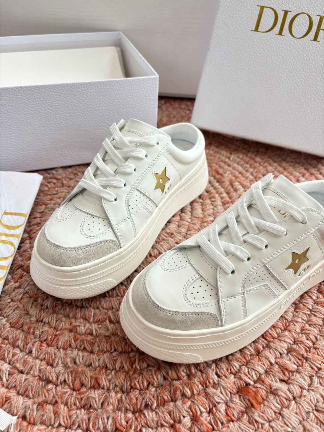 🌾代购级别所即所得G0133C'est Dior 迪奥 新色休闲运动鞋‘以牛皮革刺绣五角星设计轻盈透气。