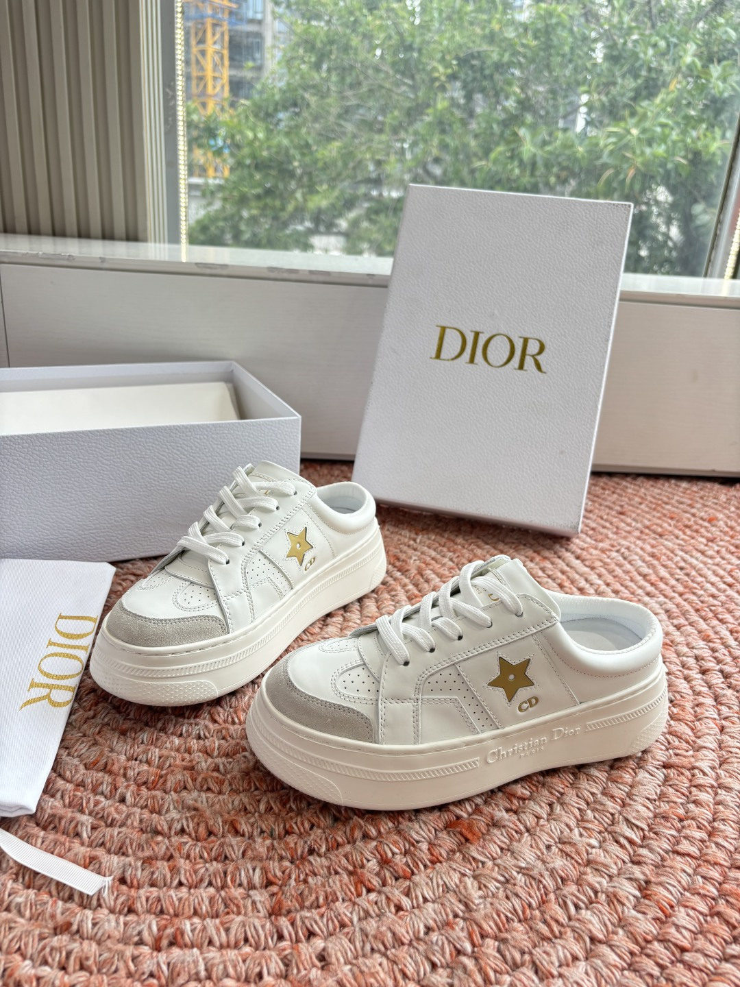 🌾代购级别所即所得G0133C'est Dior 迪奥 新色休闲运动鞋‘以牛皮革刺绣五角星设计轻盈透气。