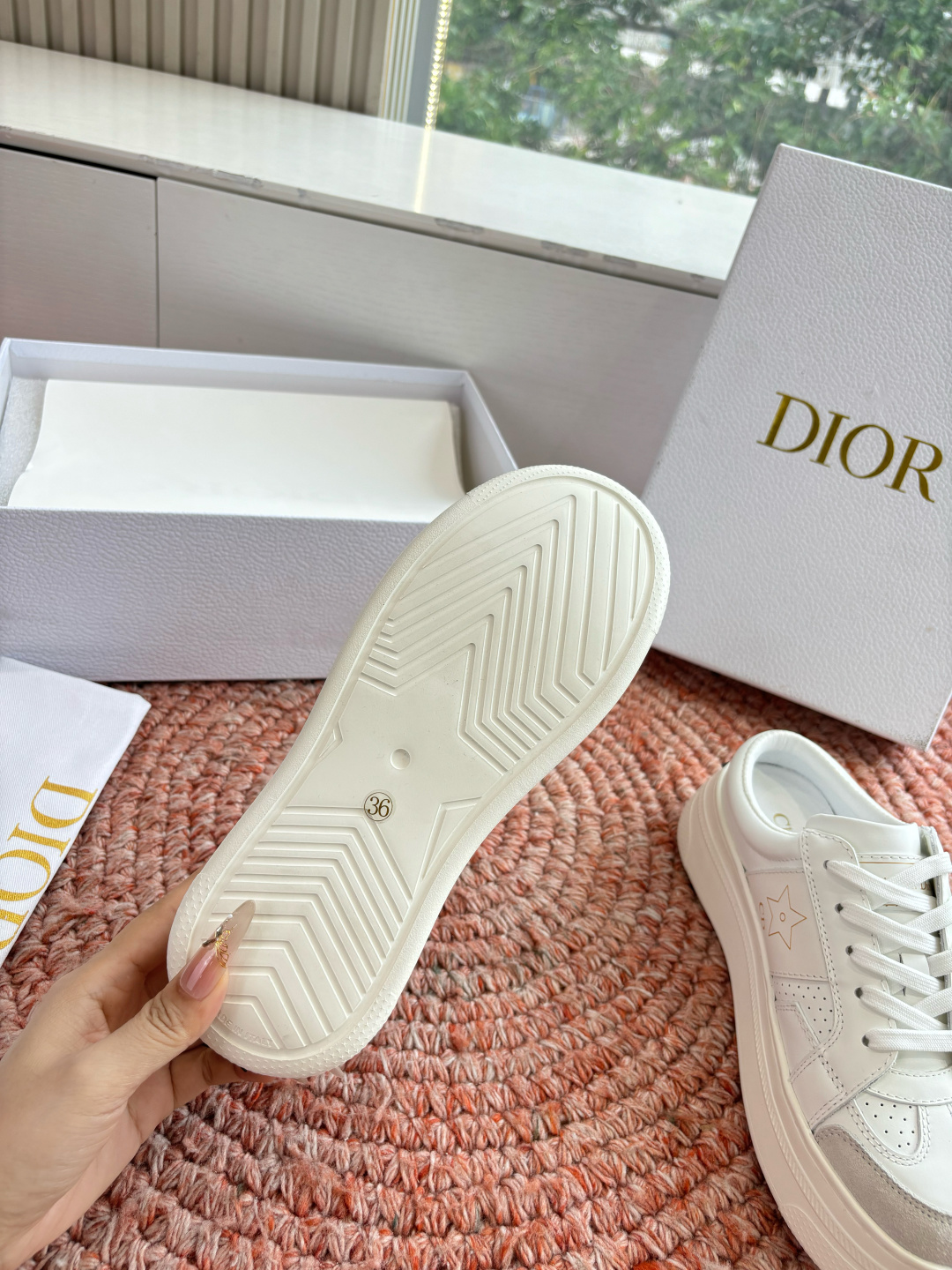 🌾代购级别所即所得G0133C'est Dior 迪奥 新色休闲运动鞋‘以牛皮革刺绣五角星设计轻盈透气。