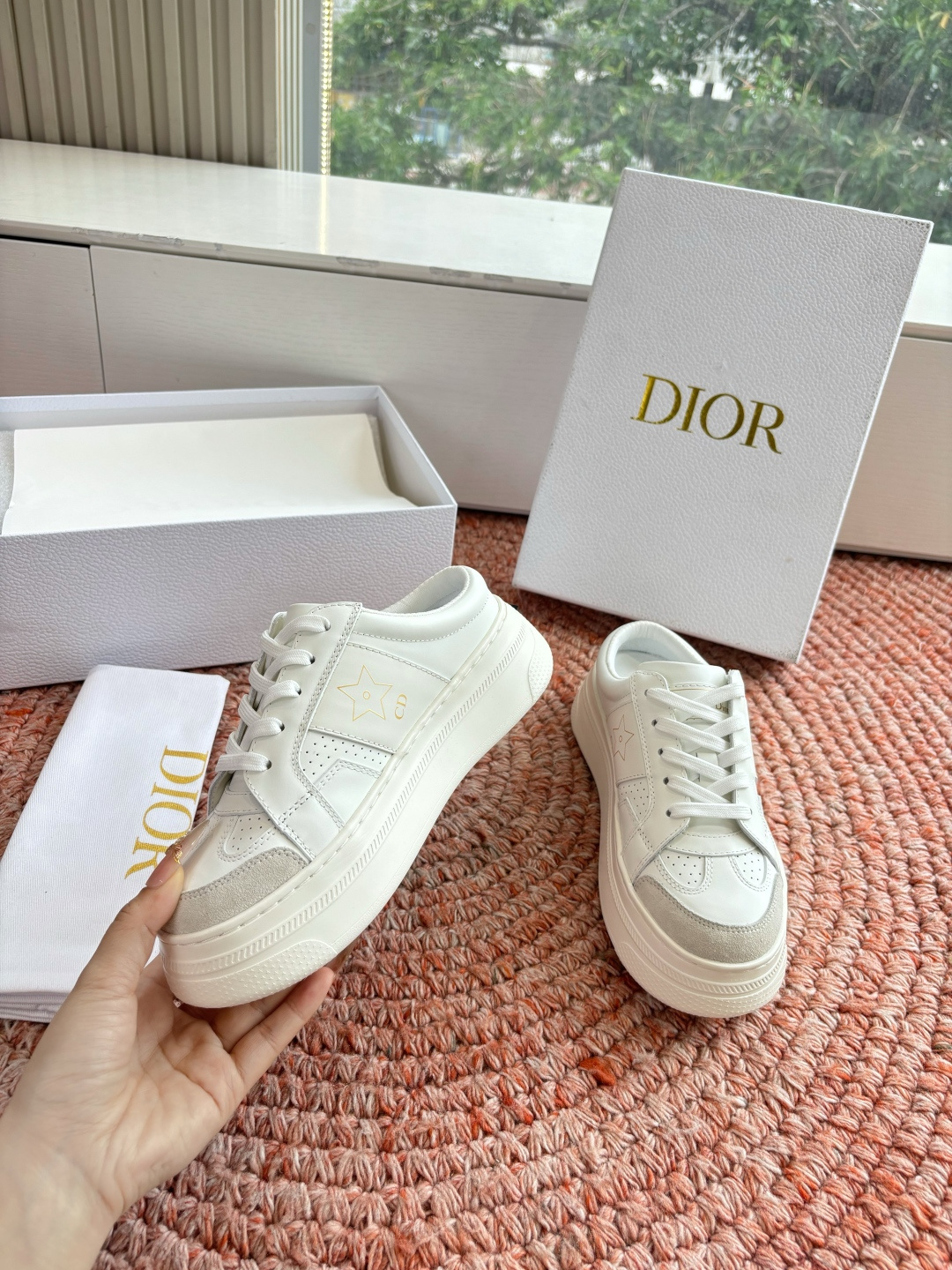 🌾代购级别所即所得G0133C'est Dior 迪奥 新色休闲运动鞋‘以牛皮革刺绣五角星设计轻盈透气。