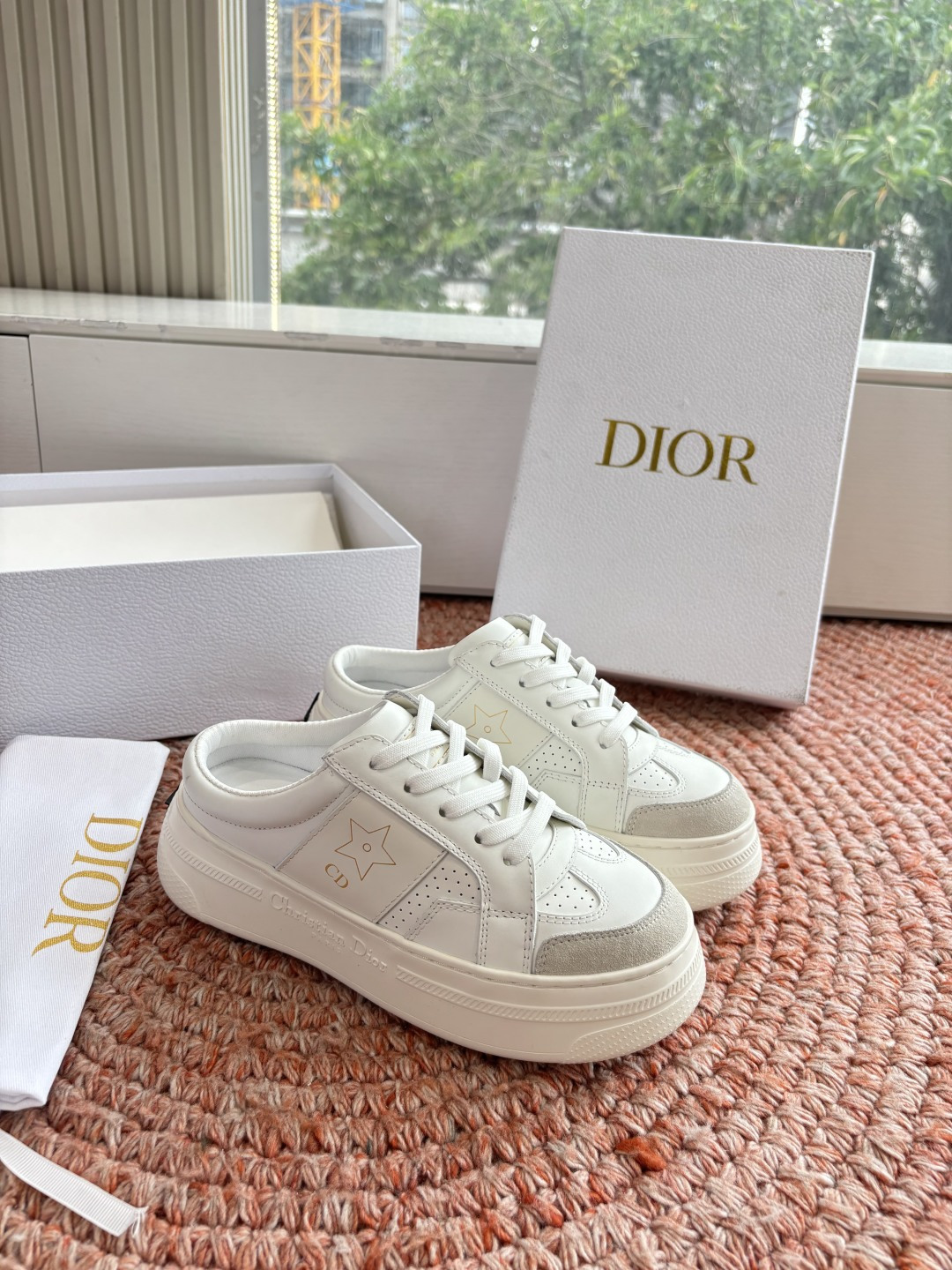 🌾代购级别所即所得G0133C'est Dior 迪奥 新色休闲运动鞋‘以牛皮革刺绣五角星设计轻盈透气。