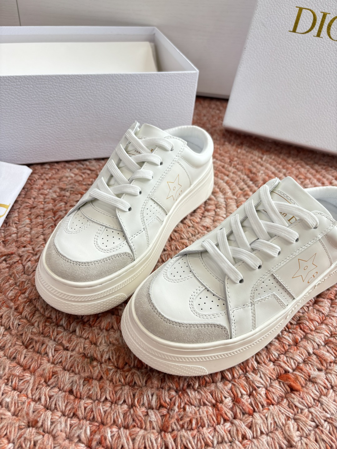 🌾代购级别所即所得G0133C'est Dior 迪奥 新色休闲运动鞋‘以牛皮革刺绣五角星设计轻盈透气。