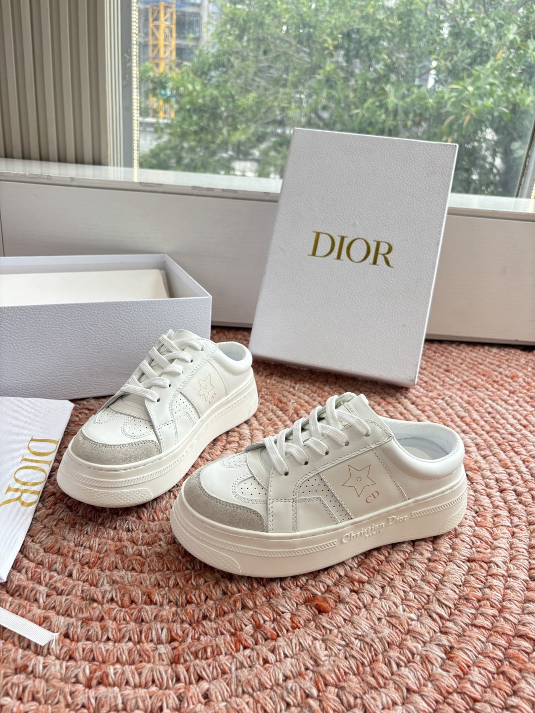 🌾代购级别所即所得G0133C'est Dior 迪奥 新色休闲运动鞋‘以牛皮革刺绣五角星设计轻盈透气。