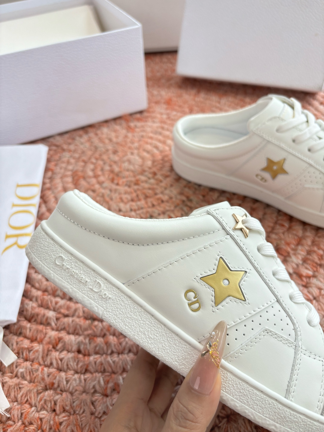 🌾代购级别所即所得G0133C'est Dior 迪奥 新色休闲运动鞋‘以牛皮革刺绣五角星设计轻盈透气。