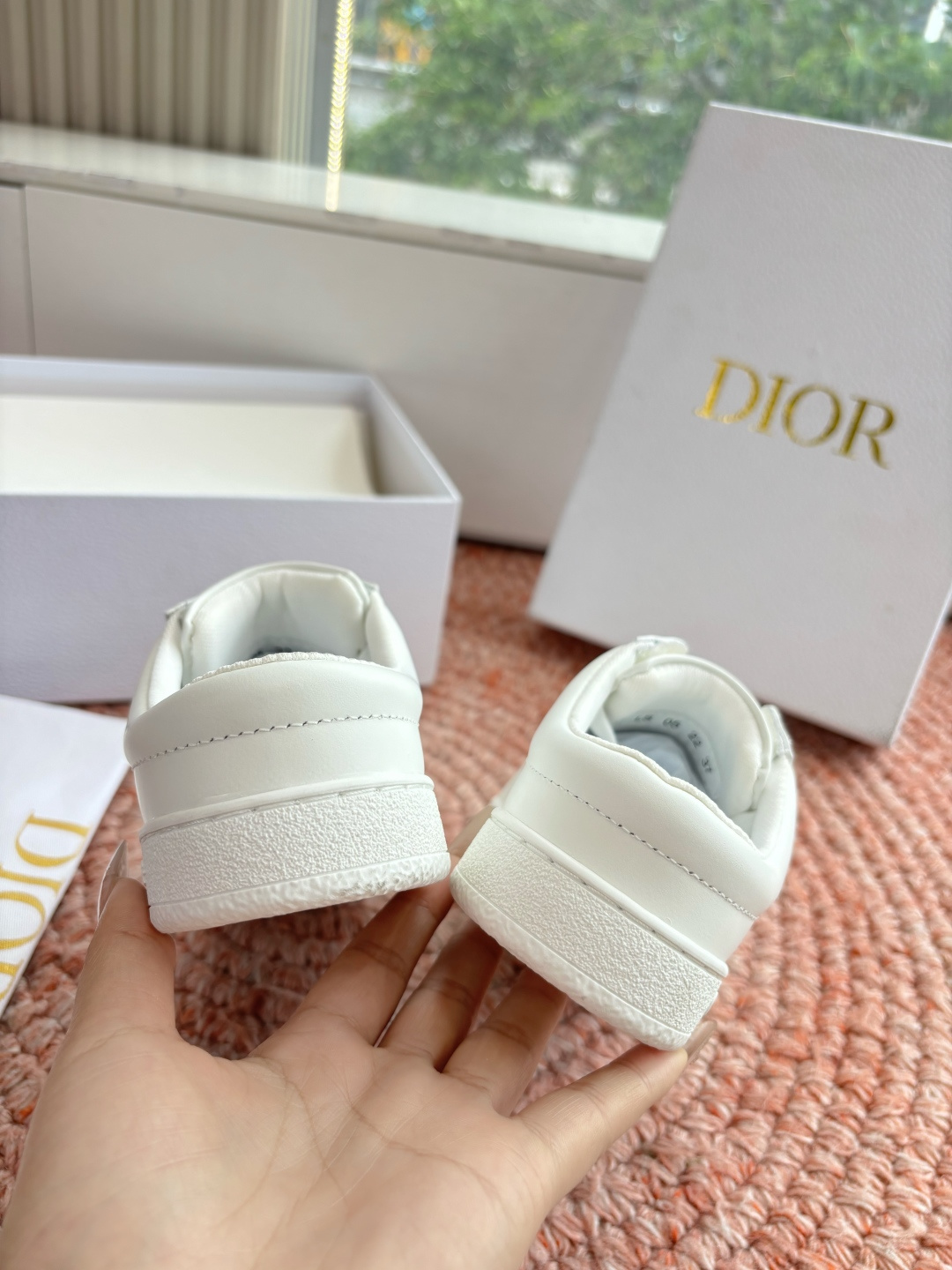 🌾代购级别所即所得G0133C'est Dior 迪奥 新色休闲运动鞋‘以牛皮革刺绣五角星设计轻盈透气。