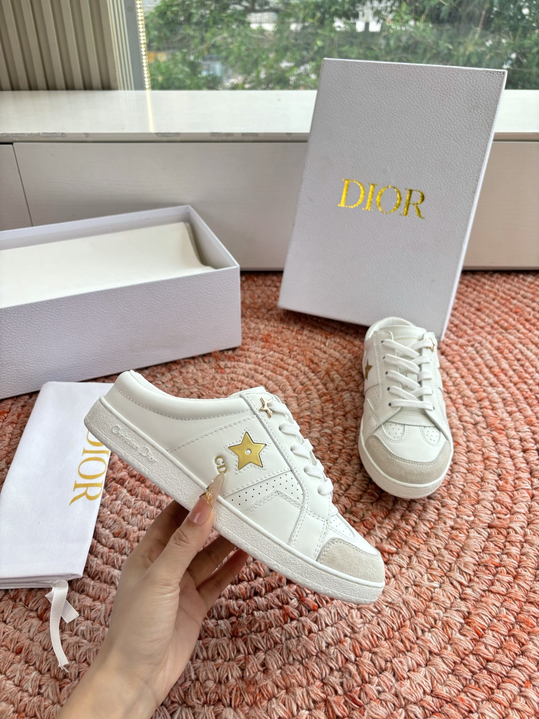 🌾代购级别所即所得G0133C'est Dior 迪奥 新色休闲运动鞋‘以牛皮革刺绣五角星设计轻盈透气。