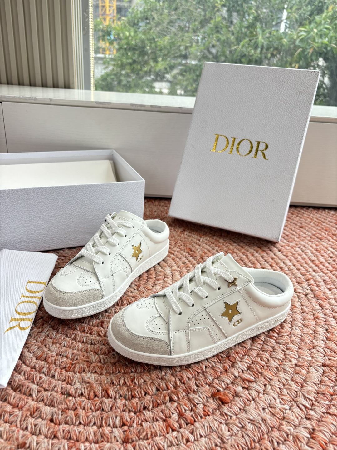 🌾代购级别所即所得G0133C'est Dior 迪奥 新色休闲运动鞋‘以牛皮革刺绣五角星设计轻盈透气。
