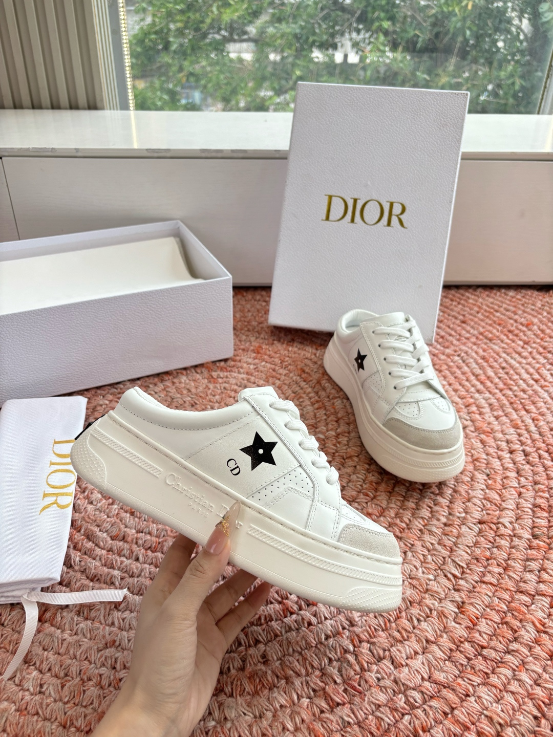 🌾代购级别所即所得G0133C'est Dior 迪奥 新色休闲运动鞋‘以牛皮革刺绣五角星设计轻盈透气。