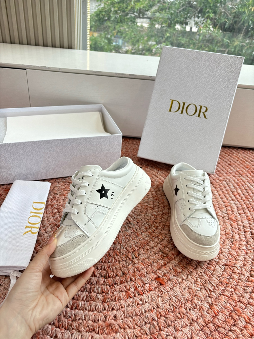 🌾代购级别所即所得G0133C'est Dior 迪奥 新色休闲运动鞋‘以牛皮革刺绣五角星设计轻盈透气。