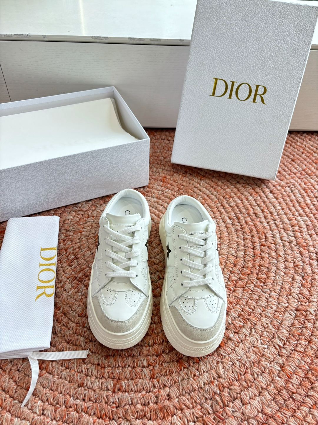 🌾代购级别所即所得G0133C'est Dior 迪奥 新色休闲运动鞋‘以牛皮革刺绣五角星设计轻盈透气。