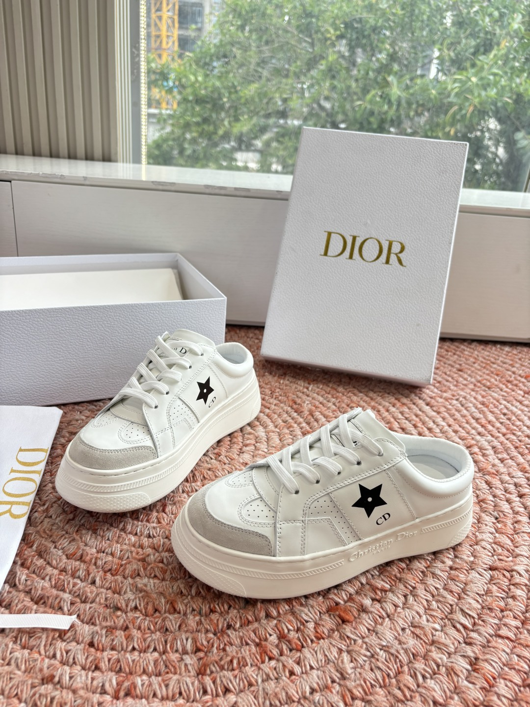 🌾代购级别所即所得G0133C'est Dior 迪奥 新色休闲运动鞋‘以牛皮革刺绣五角星设计轻盈透气。