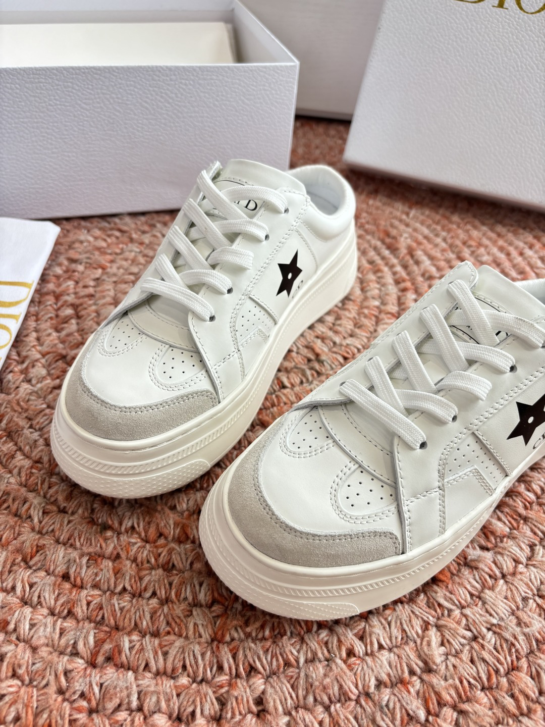 🌾代购级别所即所得G0133C'est Dior 迪奥 新色休闲运动鞋‘以牛皮革刺绣五角星设计轻盈透气。