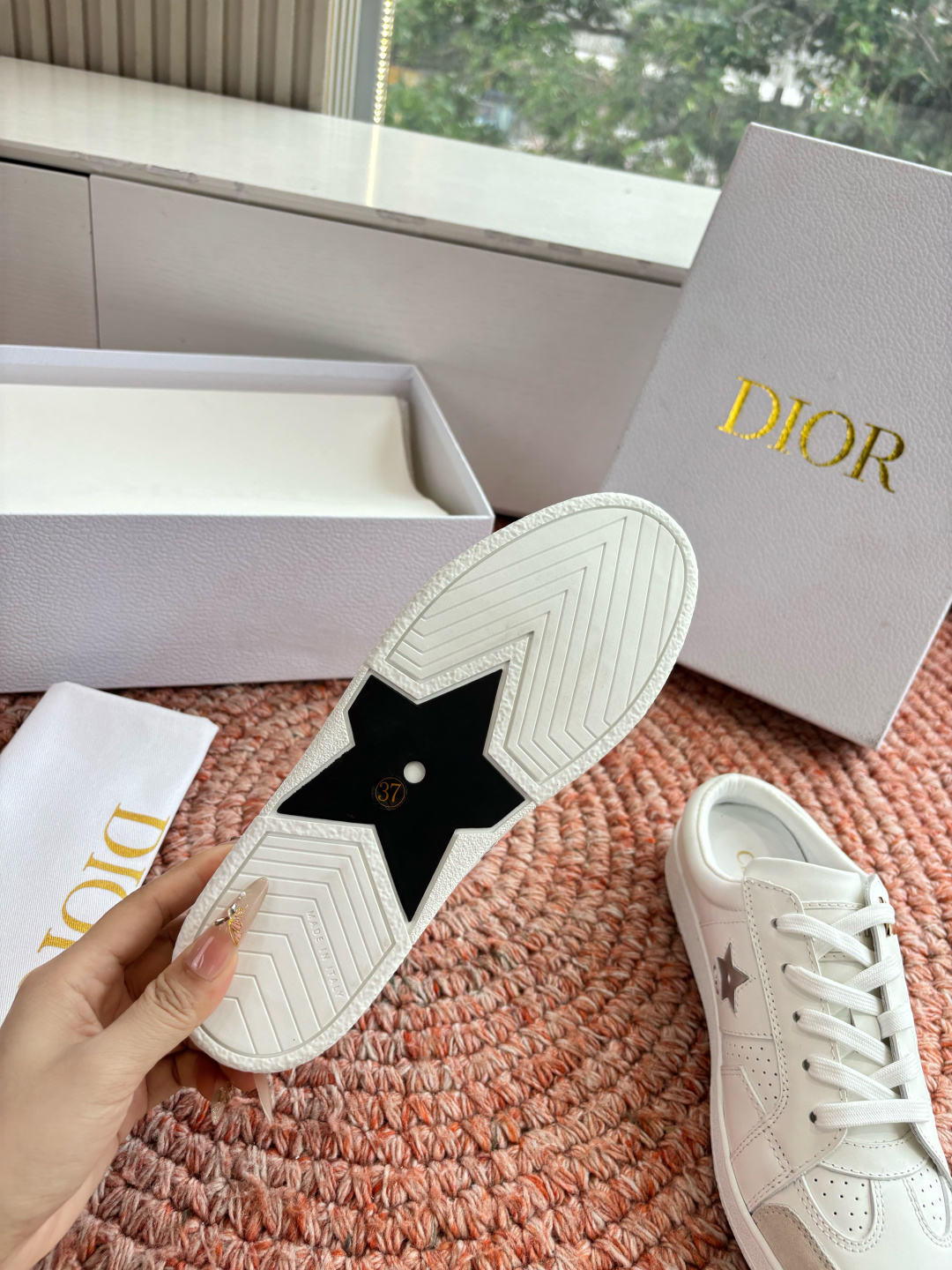 🌾代购级别所即所得G0133C'est Dior 迪奥 新色休闲运动鞋‘以牛皮革刺绣五角星设计轻盈透气。