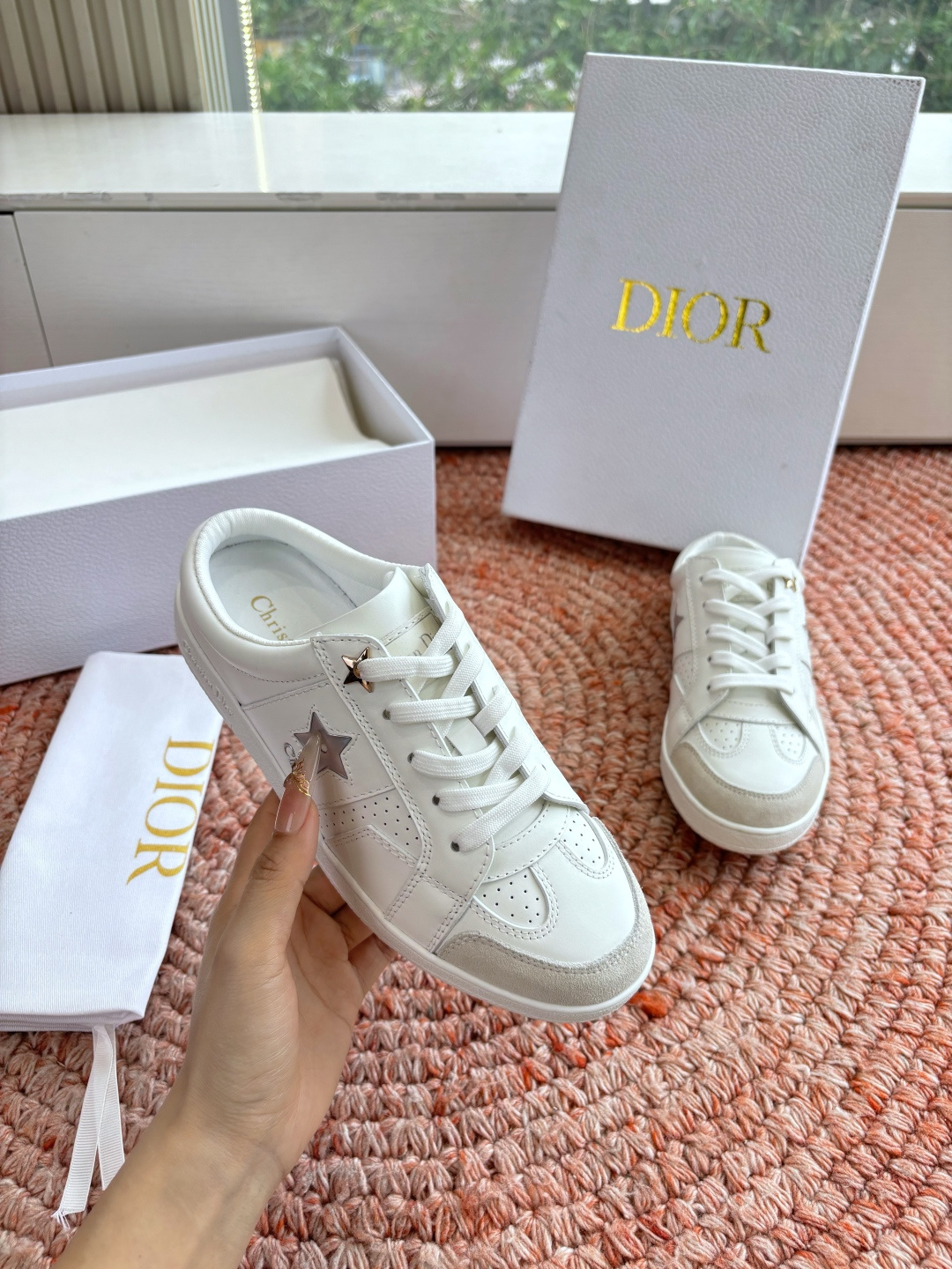 🌾代购级别所即所得G0133C'est Dior 迪奥 新色休闲运动鞋‘以牛皮革刺绣五角星设计轻盈透气。