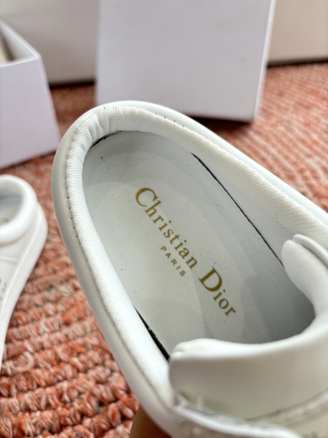 🌾代购级别所即所得G0133C'est Dior 迪奥 新色休闲运动鞋‘以牛皮革刺绣五角星设计轻盈透气。