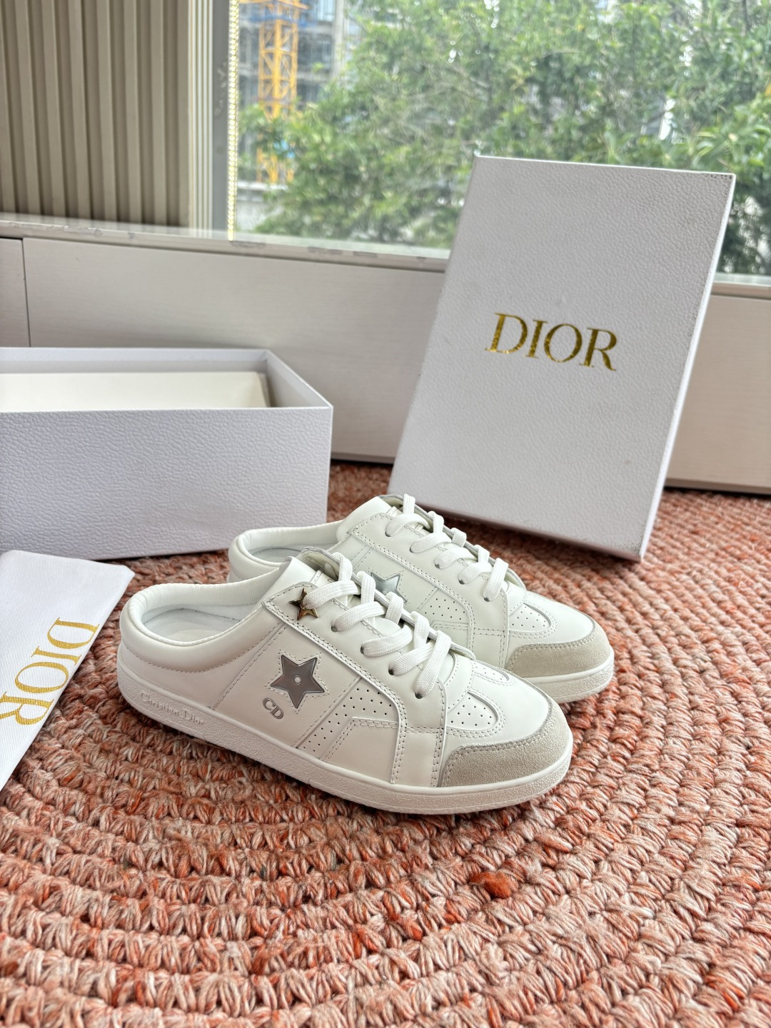 🌾代购级别所即所得G0133C'est Dior 迪奥 新色休闲运动鞋‘以牛皮革刺绣五角星设计轻盈透气。