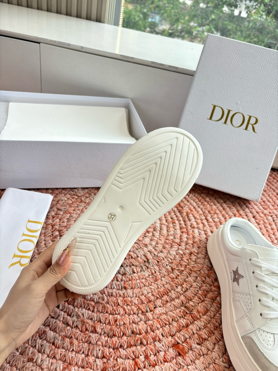 🌾代购级别所即所得G0133C'est Dior 迪奥 新色休闲运动鞋‘以牛皮革刺绣五角星设计轻盈透气。