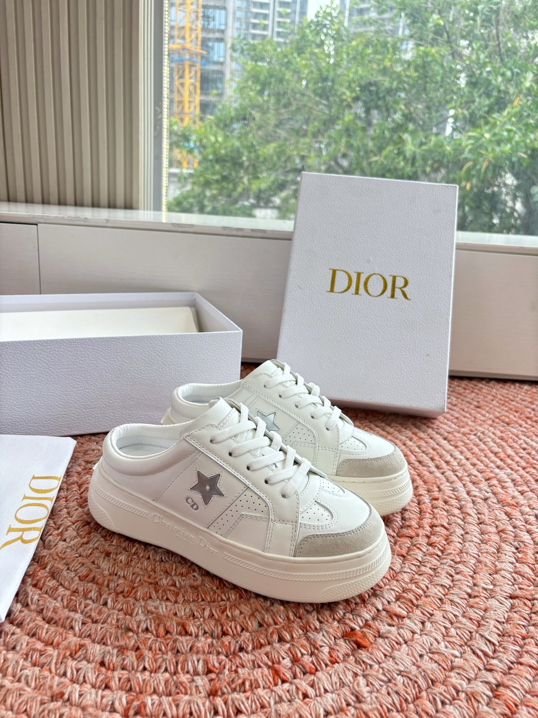 🌾代购级别所即所得G0133C'est Dior 迪奥 新色休闲运动鞋‘以牛皮革刺绣五角星设计轻盈透气。