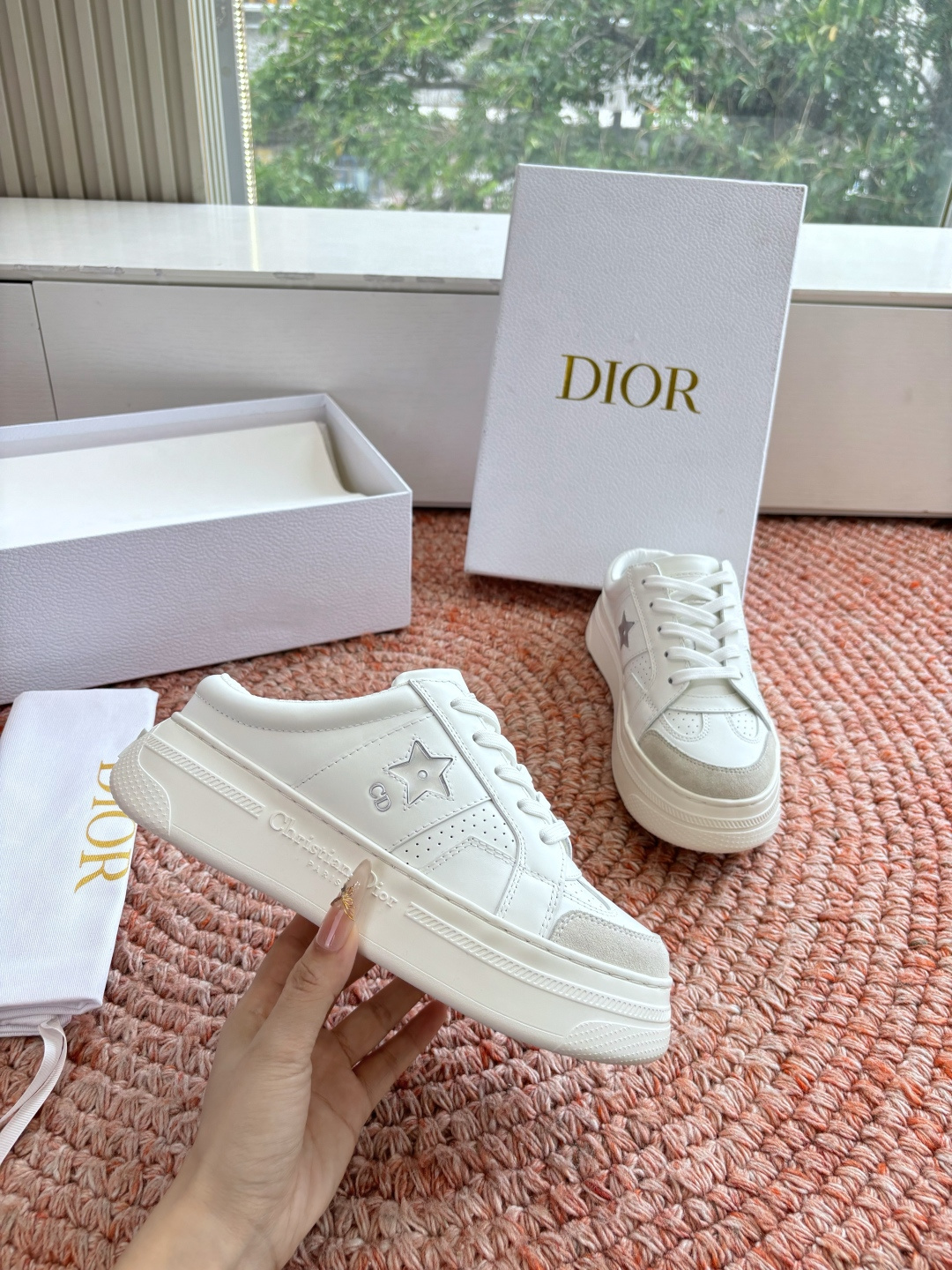 🌾代购级别所即所得G0133C'est Dior 迪奥 新色休闲运动鞋‘以牛皮革刺绣五角星设计轻盈透气。