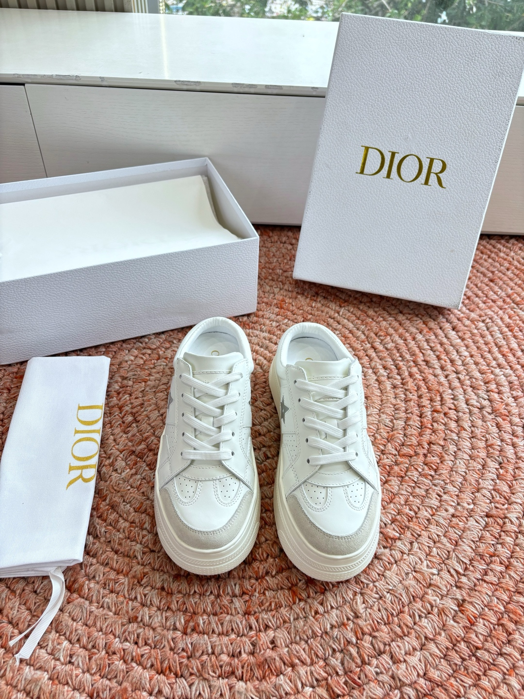 🌾代购级别所即所得G0133C'est Dior 迪奥 新色休闲运动鞋‘以牛皮革刺绣五角星设计轻盈透气。