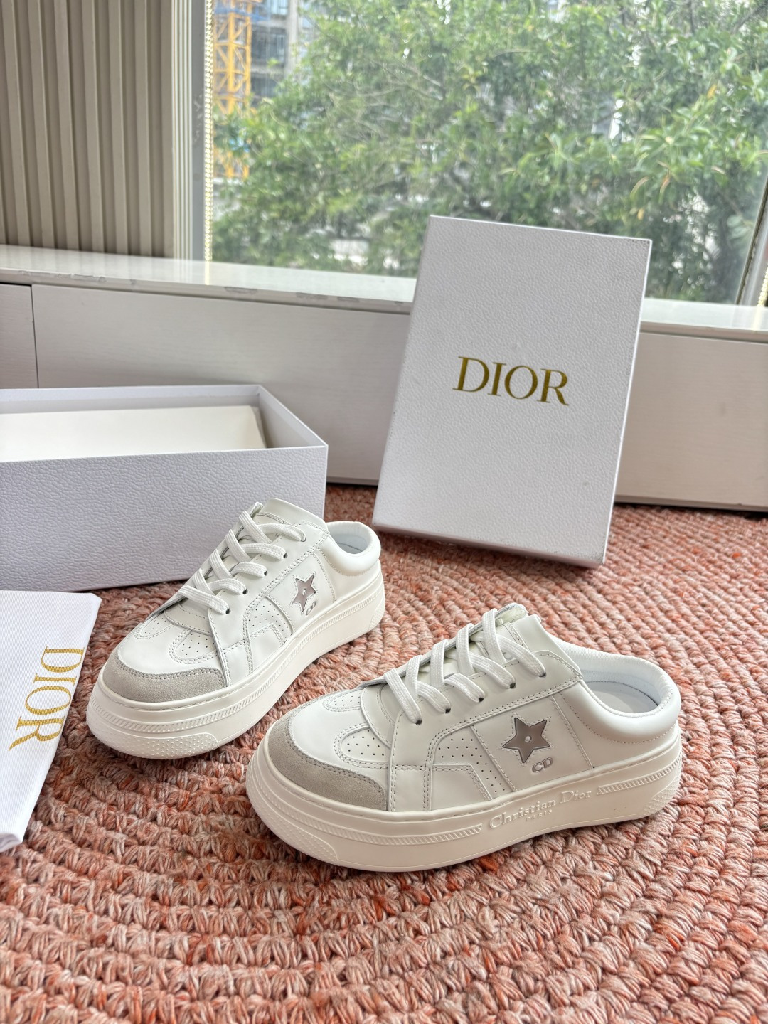 🌾代购级别所即所得G0133C'est Dior 迪奥 新色休闲运动鞋‘以牛皮革刺绣五角星设计轻盈透气。