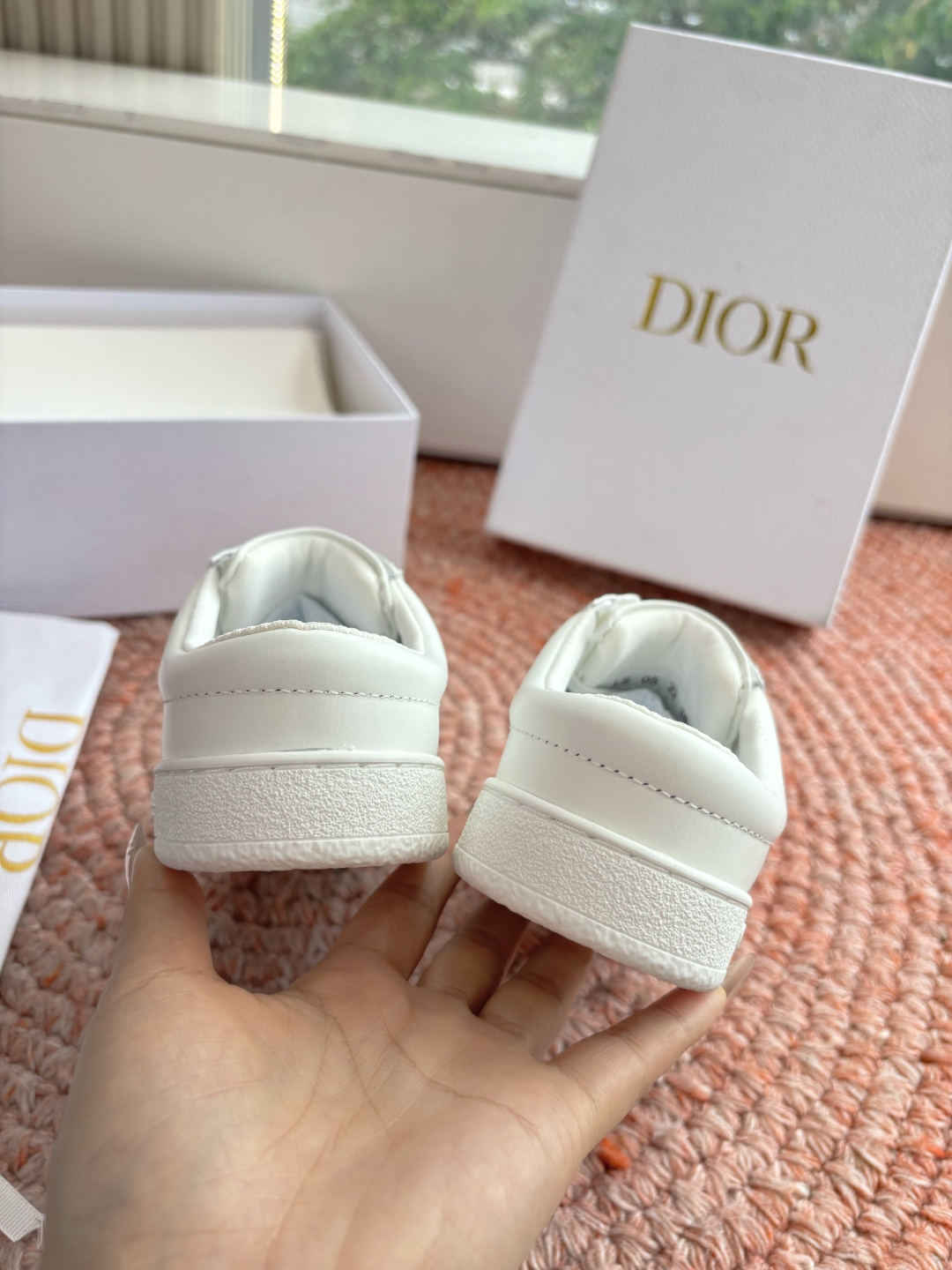 🌾代购级别所即所得G0133C'est Dior 迪奥 新色休闲运动鞋‘以牛皮革刺绣五角星设计轻盈透气。