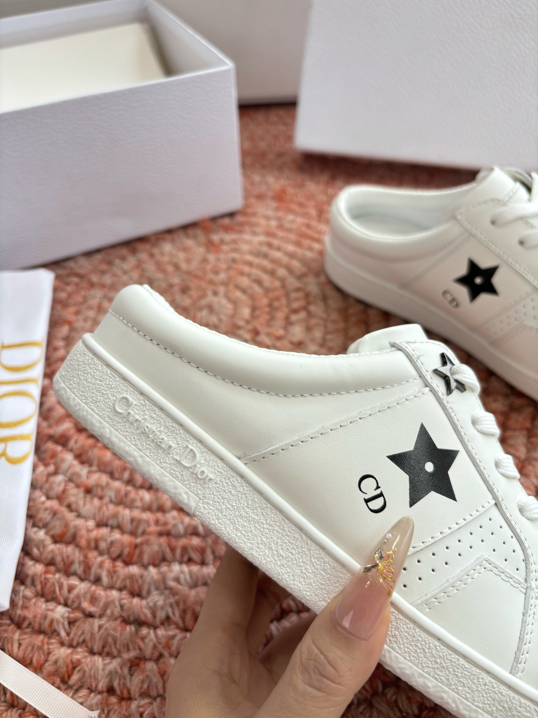 🌾代购级别所即所得G0133C'est Dior 迪奥 新色休闲运动鞋‘以牛皮革刺绣五角星设计轻盈透气。