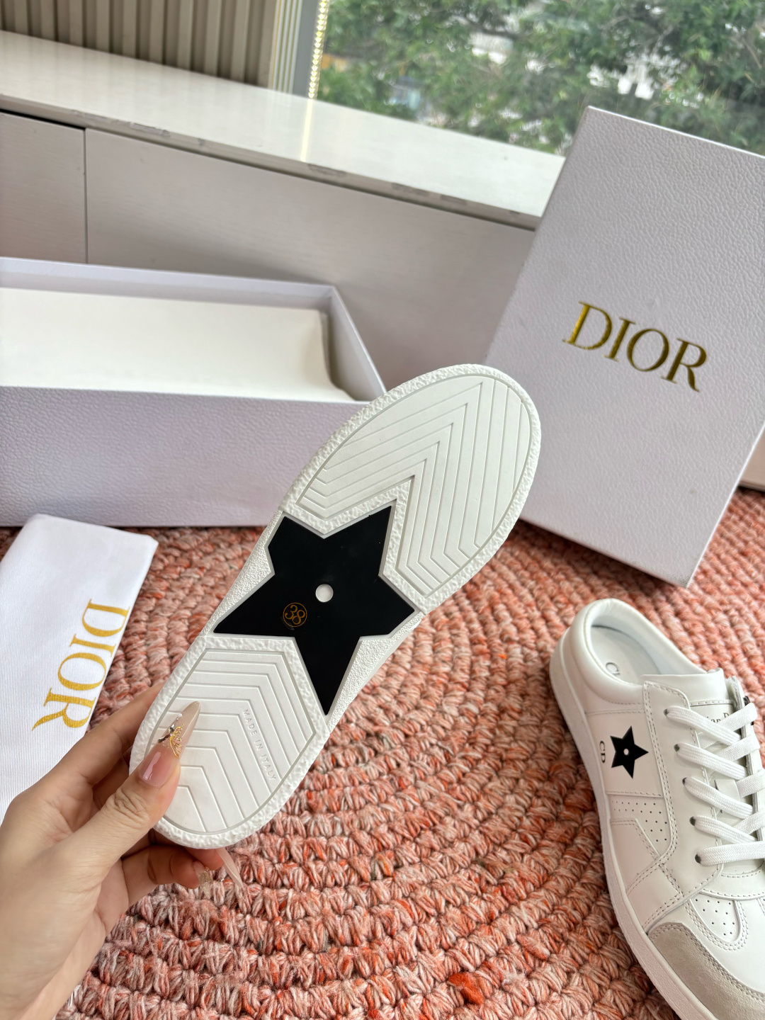 🌾代购级别所即所得G0133C'est Dior 迪奥 新色休闲运动鞋‘以牛皮革刺绣五角星设计轻盈透气。