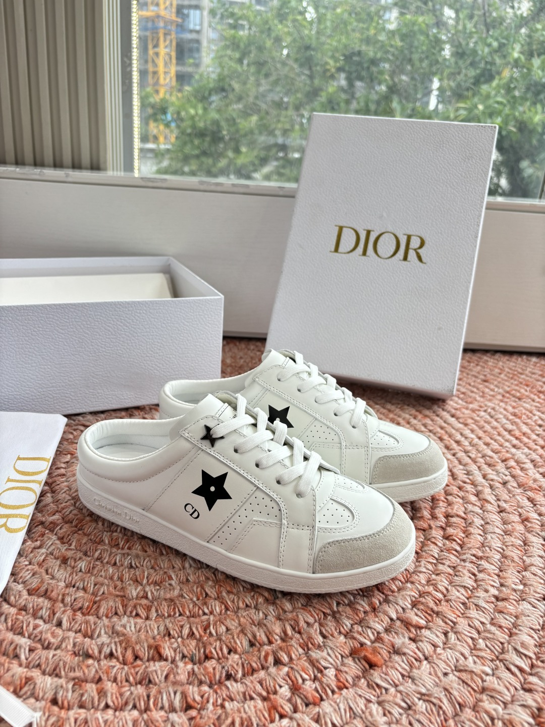 🌾代购级别所即所得G0133C'est Dior 迪奥 新色休闲运动鞋‘以牛皮革刺绣五角星设计轻盈透气。